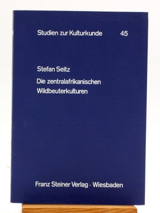 Item #511996 Die Zentralafrikanischen Wildbeuterkulturen [Studien zur Kulturkunde 45]. Stefan...